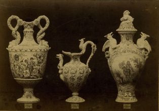 Vase zoomorphe avec deux potiches italianisantes