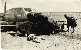 Inspection de l'avion Simoun dans le désert