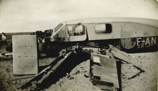 La carcasse de l'avion Simoun dans le désert