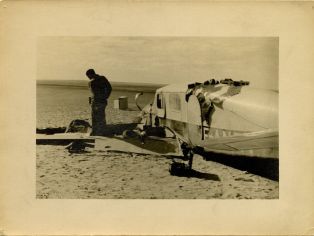 La carcasse de l'avion Simoun dans le désert