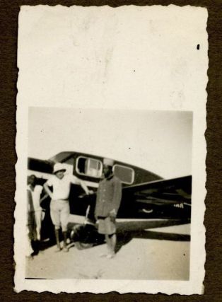 Antoine de Saint-Exupéry pose devant son avion au Guatemala