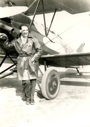 André Prévot pose devant un avion