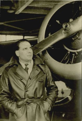 André Prévot pose devant un avion