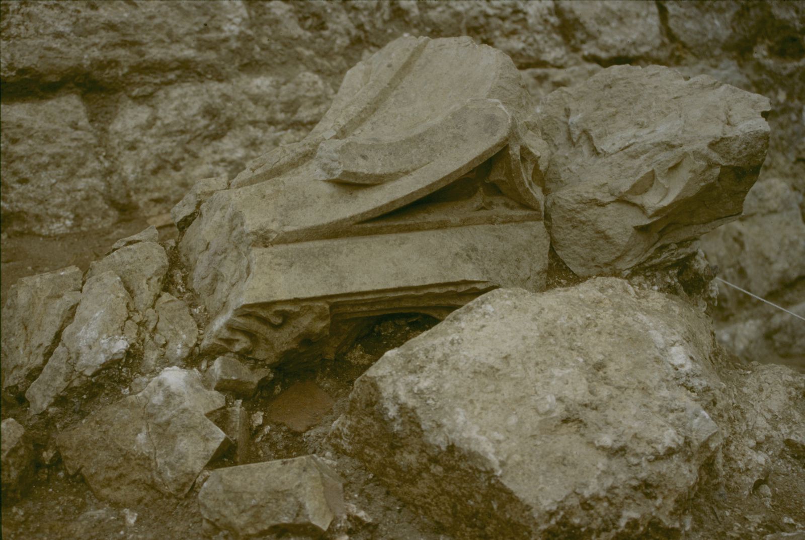Fragment de dais plaqué sur une façade intérieure ou extérieure.