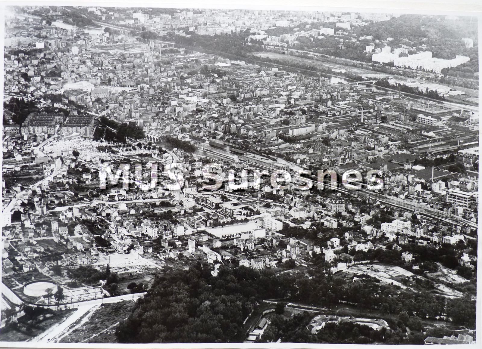 Vue aérienne des villes de Suresnes et de Puteaux