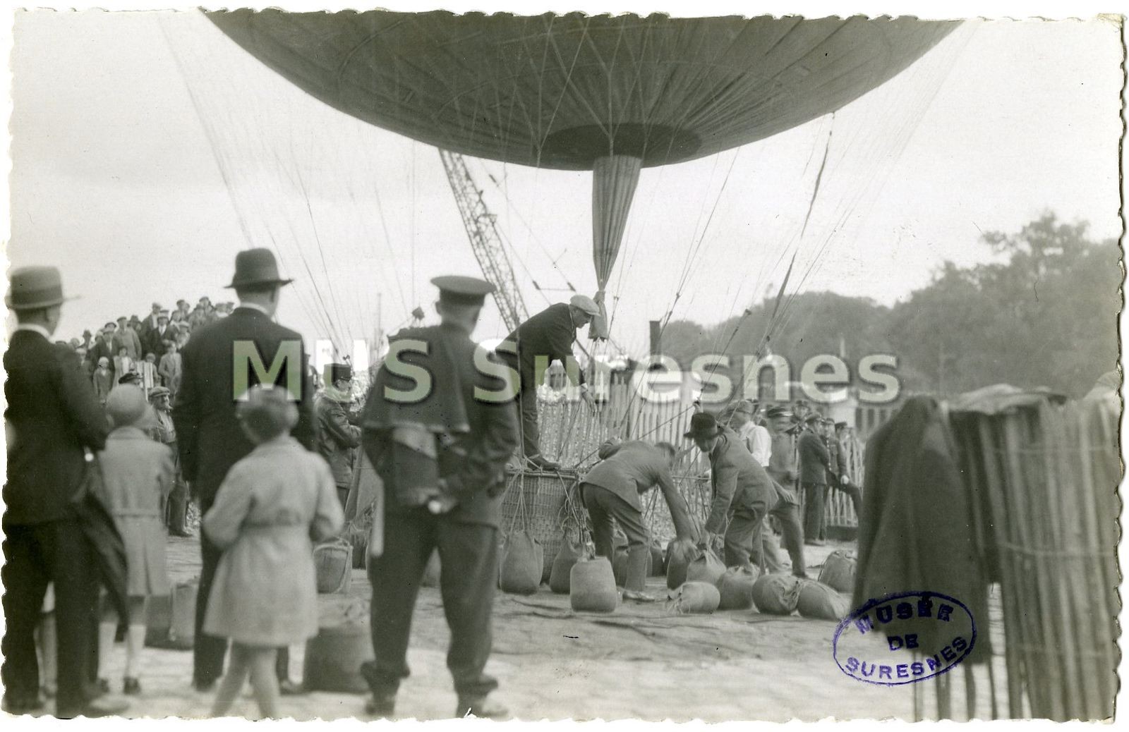 Fête de la muse 1931 - Gonflement d'un ballon, on charge le lest