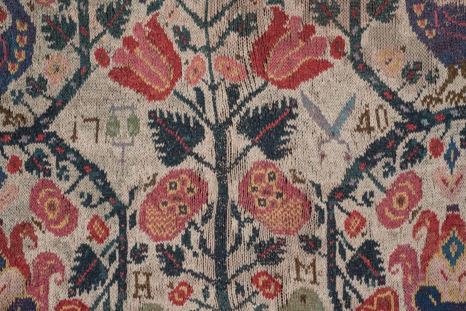 tapis tricoté à motifs de fleurs provenant de la corporation des bonnetiers de Colmar