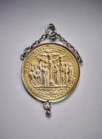 médaille de baptême catholique avec la Crucifixion