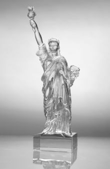 Statue de la liberté, Cristallerie de Sèvres ; © Bruno Maupas ; © Musée du verre et de ses métiers