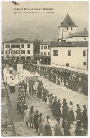 carte postale ; Sare - Procession du Saint Sacrement