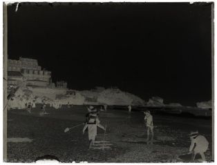 plaque de verre photographique ; Biarritz - Enfants jouant sur la grande plage