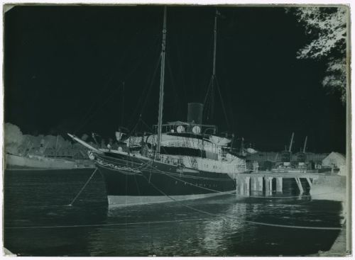 plaque de verre photographique ; Bayonne - Un yacht amarré au port (pont Saint-Esprit en travaux)