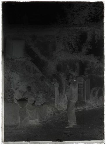 plaque de verre photographique ; Vierge à la niche - Paysans, femme avec une pegarra