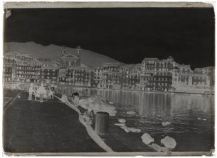plaque de verre photographique ; Bastia - Pêcheurs réparant les filets