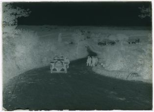 plaque de verre photographique ; Pays Basque ? - Automobile sur une route de campagne