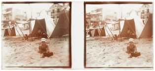 plaque de verre photographique ; Saint-Jean-de-Luz - Enfant jouant sur le sable