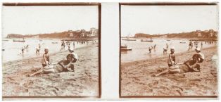 plaque de verre photographique ; Saint-Jean-de-Luz - Femme et enfant sur la plage