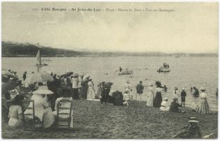 carte postale ; Saint-Jean-de-Luz - La plage à l'heure du bain. Vue sur Bordagain
