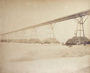 tirage photographique ; La Barre - Début des jetées à claire-voie dans le sable