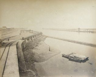 tirage photographique ; La Barre - Les jetées en pierre en amont du phare