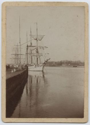 tirage photographique ; Trois mâts amarrés au quai de la place d'Armes à Bayonne