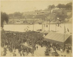 tirage photographique ; Bayonne - Le président Carnot en visite le 23 mai 1891. Embarquement sur l'aviso "Elan" pour les forges de l'Adour