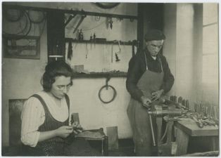 tirage photographique ; Bayonne - Jean Ainciart et sa fille, fabriquant de makila à l'intérieur du Musée Basque