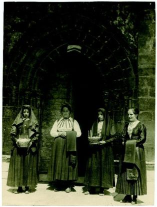 tirage photographique ; Jeunes filles à la sortie de la messe (Vallée d'Aezcoa)