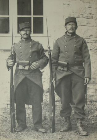 tirage photographique ; Deux volontaires tchécoslovaques de la compagnie "Nazdar" avant leur départ pour le front - Octobre 1914