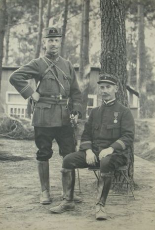 tirage photographique ; Commandant de la Compagnie tchèque "Nazdar" du 2ème bataillon du 1er Régiment de marche de la Légion étrang��re, le Capitaine Sallé et le Lieutenant Capoulot - Octobre 1914