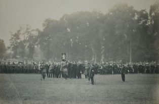 tirage photographique ; Prestation de serment de la Compagnie tchèque "Nazdar" au drapeau offert par les dames de Bayonne (Camp Saint-Léon)