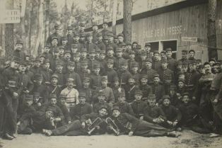 tirage photographique ; Quatrième section de la compagnie tchèque "Nazdar" du 2ème Régiment de marche de la Légion étrangère avant le départ pour le front - Octobre 1914