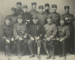 tirage photographique ; Les Officiers du bataillon "C" du 2ème Régiment de marche de la Légion étrangère avec le Chef de Bataillon, le Commandant Noiret en tête (tué le 9 mai 1915 à Arras) - 28 septembre 1914