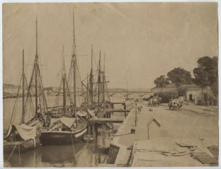 tirage photographique ; Navires amarrés dans le port de Bayonne