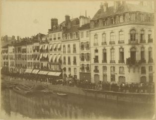 tirage photographique ; Bayonne - L'enterrement de Monseigneur Lacroix (Evêque de Bayonne) passant sur le quai Pont Mayou
