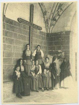 tirage photographique ; Isaba – Groupe de jeunes filles et de femmes sous le porche de l'église