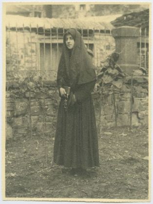 tirage photographique ; Jeune fille d'Ochagavía en costume d'église