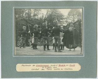 tirage photographique ; Tardets - Pastorale de Charlemagne jouée à Tardets en Soule le 19 avril 1936 - Combat des Turcs contre les Chrétiens