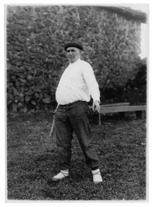 tirage photographique ; Sacristan de Aguinaga, ancien champion de lancer de barre de fer