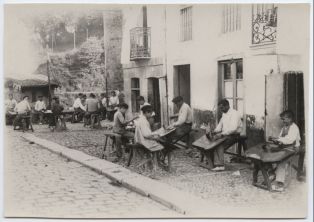 tirage photographique ; Los alpargateros en las calles de Azcoïtia (Guipuzcoa)