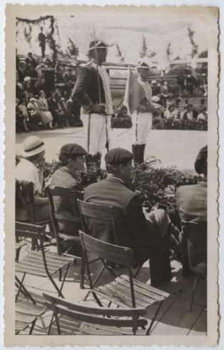carte postale ; Pastorale de Roland - Deuxième représentation - Le 18 mai 1936 - Un des héros d'arme et le porte drapeau pendant le chant du prologue