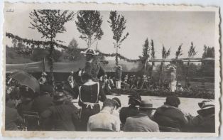 tirage photographique ; Pastorale de Roland - Deuxième représentation - Le 18 mai 1936 - Le porte drapeau pendant le chant du prologue