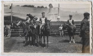 tirage photographique ; Pastorale de Roland - Deuxième représentation - Le 18 mai 1936 - Les turcs arrivent à cheval