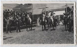 tirage photographique ; Pastorale de Roland - Deuxième représentation - Le 18 mai 1936 - Les Satans arrivent à cheval