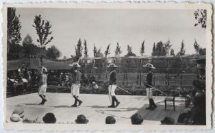 tirage photographique ; Pastorale de Roland - Deuxième représentation - Le 18 mai 1936 - Guérin, Richart, Guy de Bourgogne et Olivier défient les Turcs (p17)