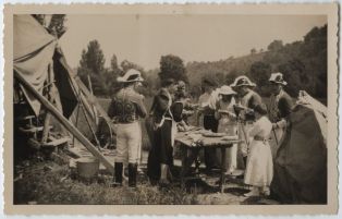 carte postale ; Pastorale de Roland - Deuxième représentation - Le 18 mai 1936 - Acteurs déjeunant derrière la scène