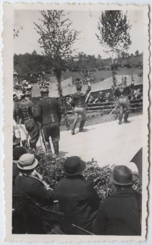 tirage photographique ; Pastorale de Roland - Deuxième représentation - Le 18 mai 1936 - Larmirant insulte les prisonniers (p77)