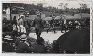 tirage photographique ; Pastorale de Roland - Deuxième représentation - Le 18 mai 1936 - Larmirant insulte les prisonniers (p77)