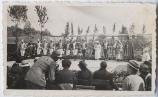 tirage photographique ; Pastorale de Roland - Deuxième représentation - Le 18 mai 1936 - Baptême de Floripe (p129)