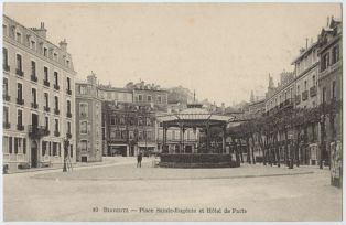 carte postale ; Biarritz - Place Sainte-Eugénie et Hôtel de Paris